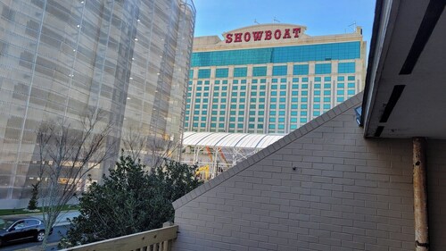 Sinatra Suite-Block from Ocean Casino and Waterpark