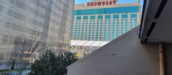 Sinatra Suite-Block from Ocean Casino and Waterpark