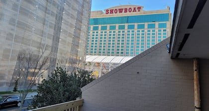 Sinatra Suite-Block from Ocean Casino and Waterpark