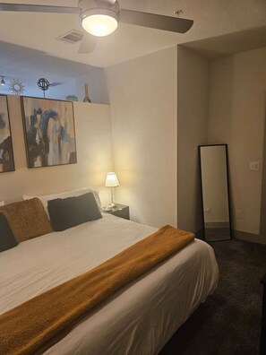 1 Schlafzimmer, Schreibtisch, Bügeleisen/Bügelbrett, Reisekinderbett