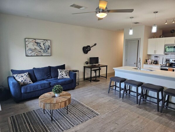 Fernseher, Videospiele, Tischfußball, Bücher