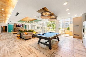Games room - Modern Chic on Riverwalk Hotel/Apt Pvt Parking (San Antonio)