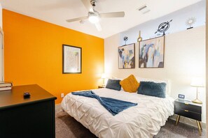 1 chambre, bureau, fer et planche à repasser, lit parapluie