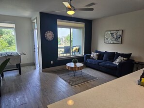 Télévision, jeux vidéo, baby-foot, livres