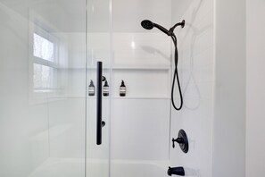 Combined shower/bathtub - Modern Nature Escape with HotTub & GameRoom (Long Pond)