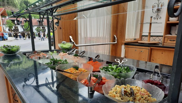 A buffet with various food items and utensils. - Medrazerhof (Fulpmes)