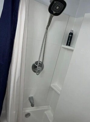 Shower, hair dryer, towels, soap - 24/7 Entry Private Master En-suite bath & kitchenette (Toledo)