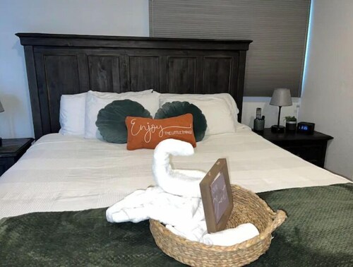 24/7 Entry Private Master En-suite bath & kitchenette