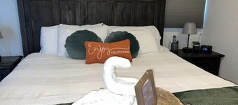 24/7 Entry Private Master En-suite bath & kitchenette