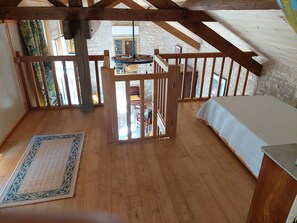 2 bedrooms, iron/ironing board, free WiFi