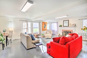 TV, fireplace - Elegant Connecticut Home: Fireplaces, Pet Friendly (Easton)