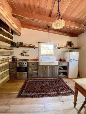 Refrigerador, horno, parrilla de estufa y cafetera y tetera