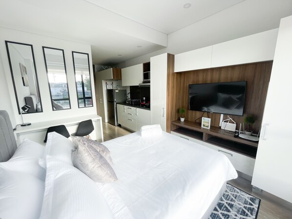 1 غرفة نوم وخزنة داخل الغرفة ومكتب ومكواة/لوح كي