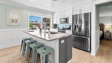 5230 Avenida Navarra, Siesta Key, FL W/Pool | Private kitchen