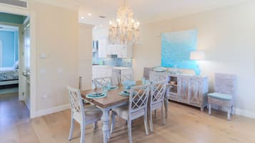 449 Canal Rd, Siesta Key, FL W/Pool | Esszimmer