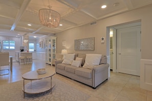 711 Beach Rd, Siesta Key, FL No Pool | Living area