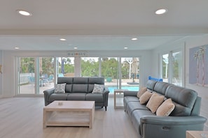 511 Avenida De Mayo, Siesta Key, FL W/Pool | Living area