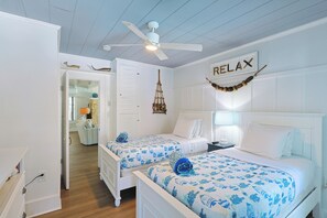 5405 Plaza De Las Palmas, Siesta Key, FL W/Pool | Iron/ironing board, free WiFi, bed sheets - Siesta Key Island Rentals (Siesta Key)
