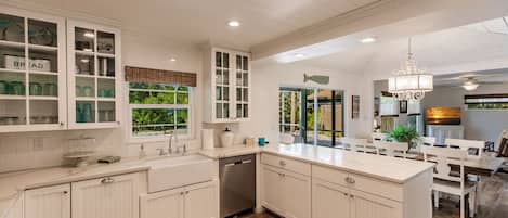 447 Avenida De Mayo, Siesta Key, FL W/Pool | Private kitchen