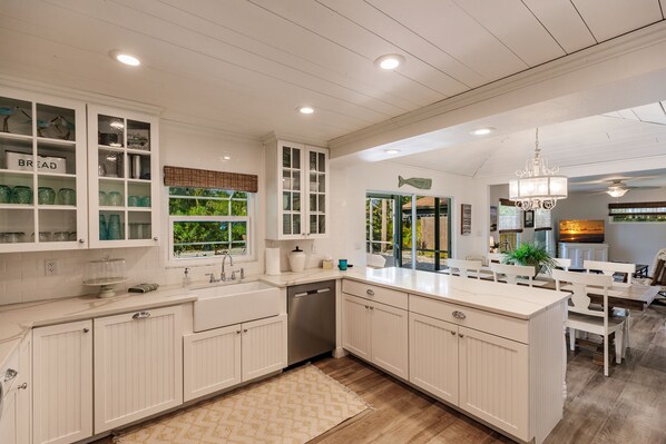 447 Avenida De Mayo, Siesta Key, FL W/Pool | Private kitchen