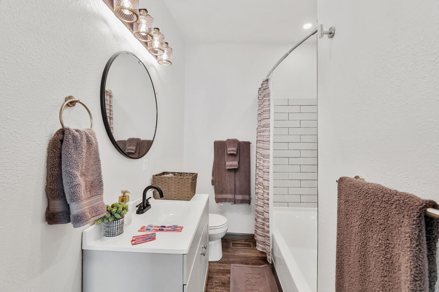 Combined shower/bathtub, hair dryer, towels, soap