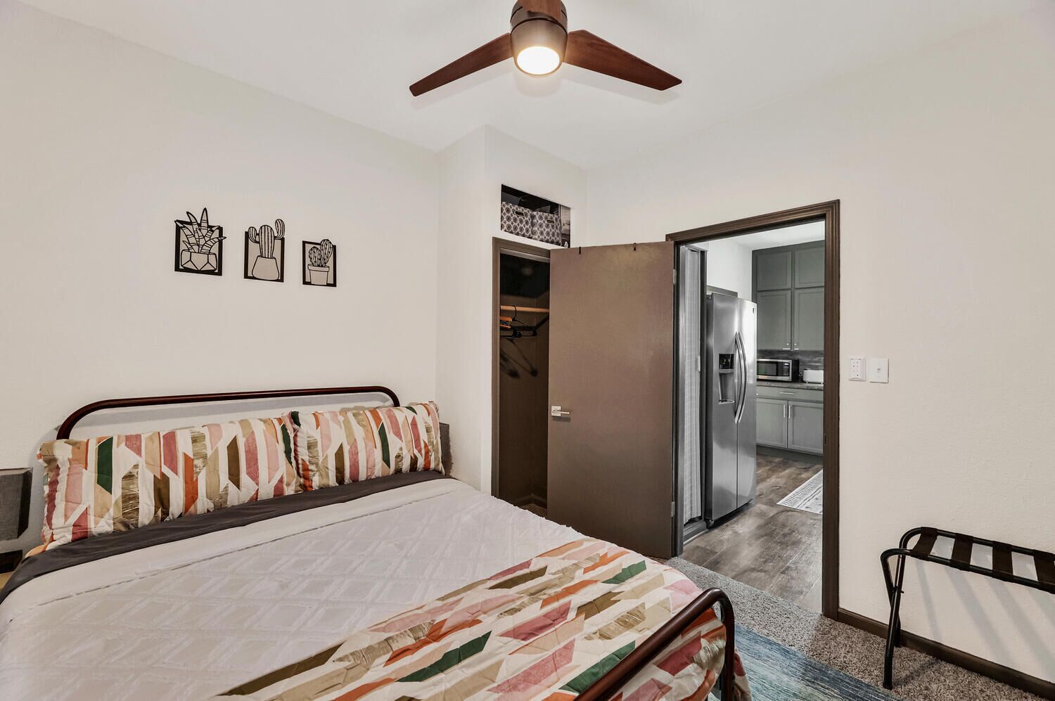 3 chambres, matelas mémoire de forme, bureau, fer et planche à repasser