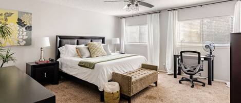 3 chambres, bureau, fer et planche à repasser, lit de bébé portatif