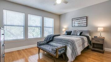 3 quartos, escrivaninha, ferros/tábuas de passar roupa, berço de viagem