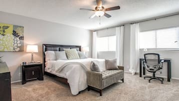 3 quartos, escrivaninha, ferros/tábuas de passar roupa, berço de viagem