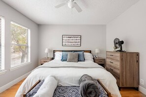 3 soverom, skrivebord, strykejern/-brett og reiseseng for barn