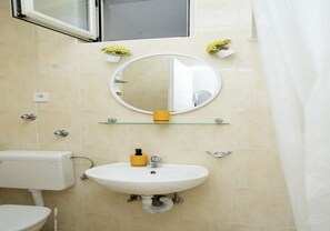 Douche, sèche-cheveux, serviettes fournies