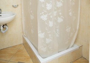 Douche, sèche-cheveux, serviettes fournies