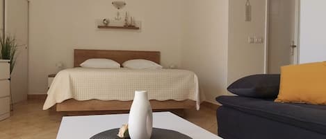 Tabla de planchar con plancha y ropa de cama