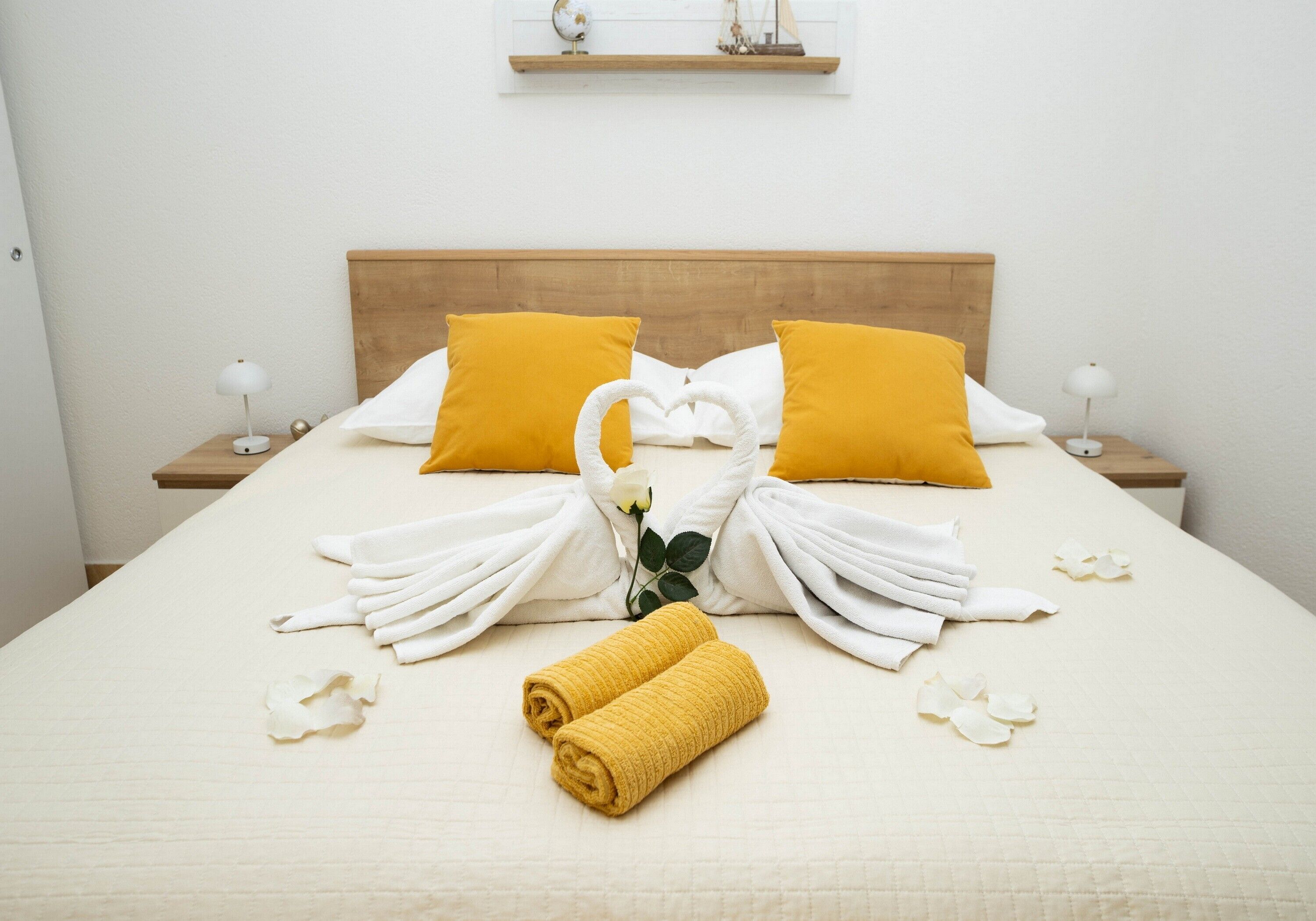 Iron/ironing board, bed sheets