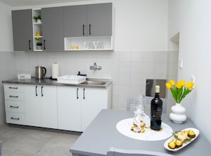 Fridge, oven, stovetop, cookware/dishes/utensils - Apartment Olga - Studio Apartment with Terrace (Dubrovnik)