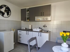 Køleskab, ovn, kogeplade, køkkentøj/tallerkener/redskaber
