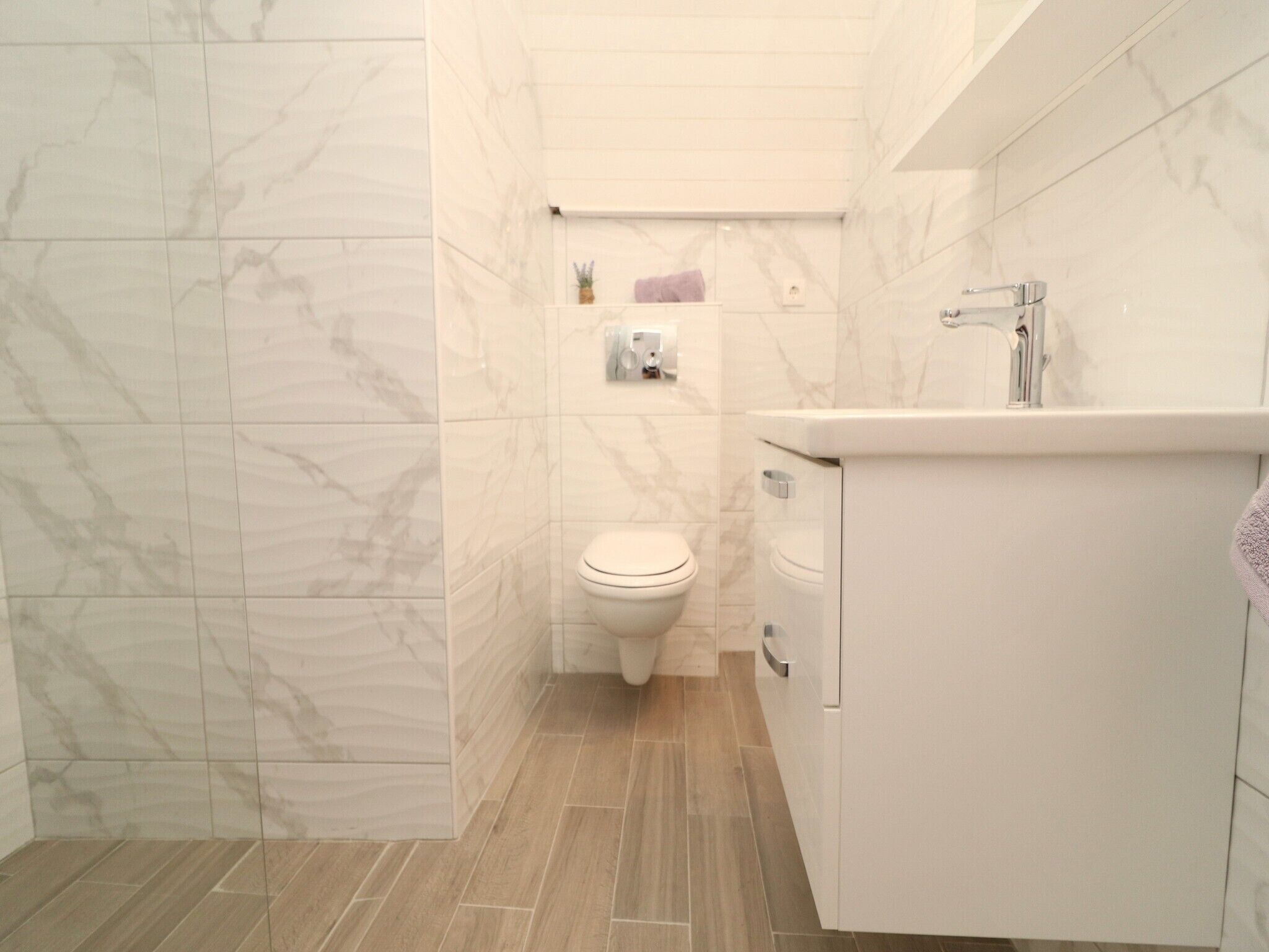 Une salle de bain avec des toilettes, un lavabo et un miroir.