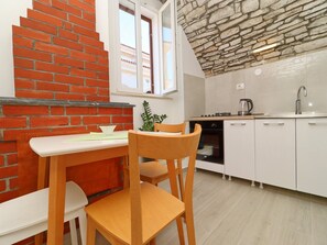 Fridge, oven, stovetop, electric kettle