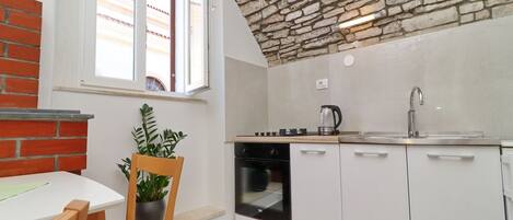 Fridge, oven, stovetop, cookware/dishes/utensils