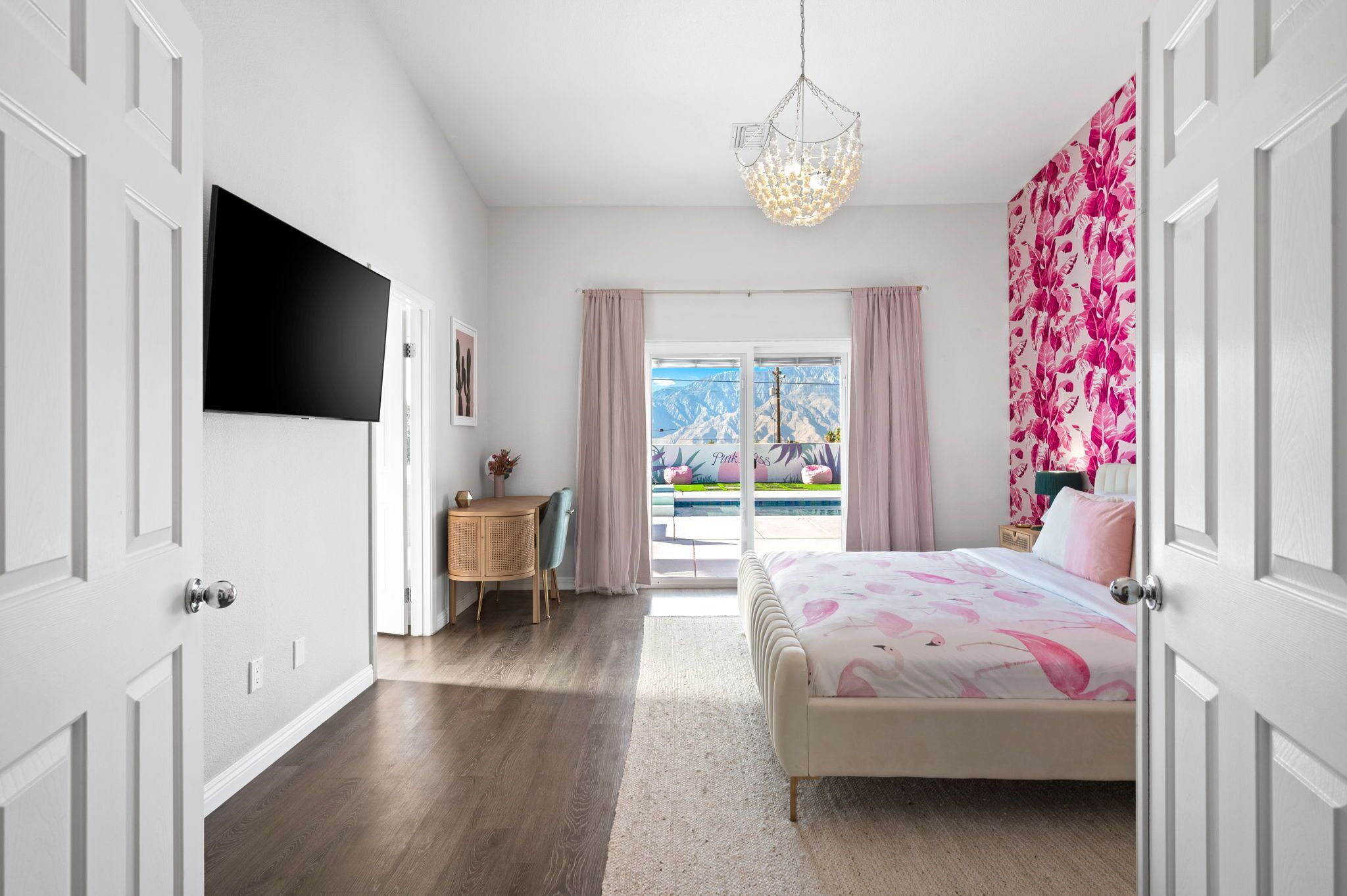 5 chambres, bureau, fer et planche à repasser, lit parapluie