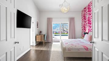 5 bedrooms, desk, iron/ironing board, travel crib