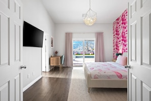 5 bedrooms, desk, iron/ironing board, travel crib