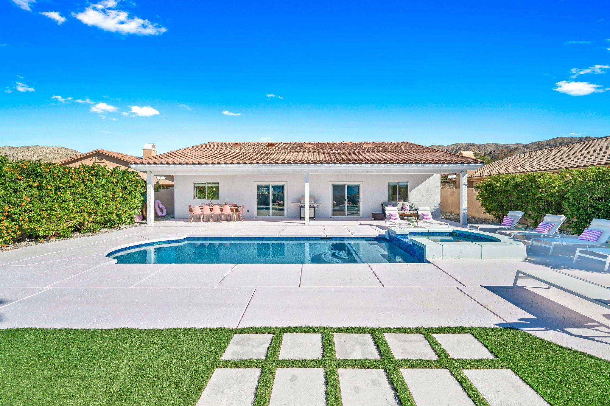 Utendørsbasseng og et oppvarmet basseng