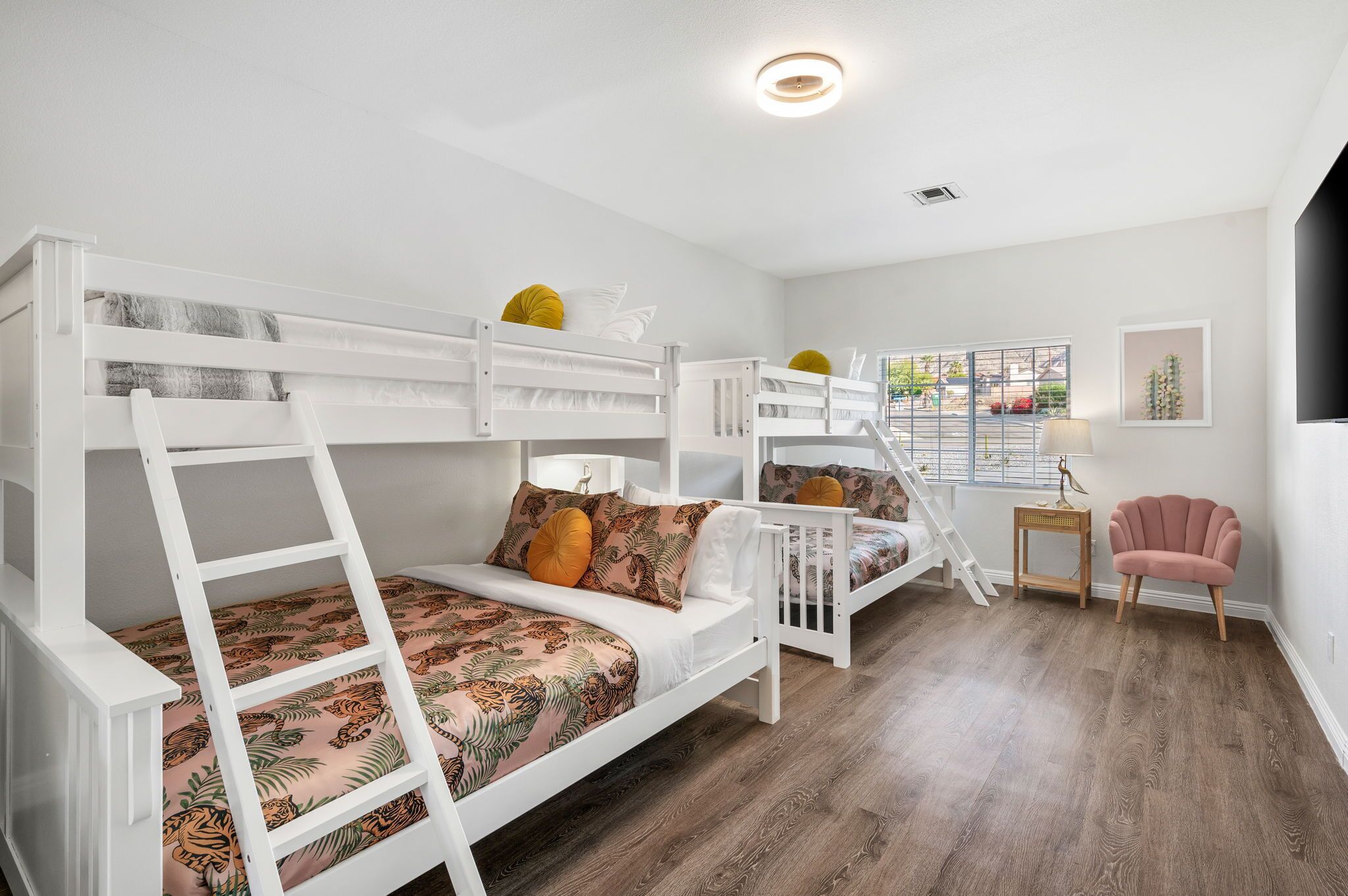 5 habitaciones, escritorio y tabla de planchar con plancha 