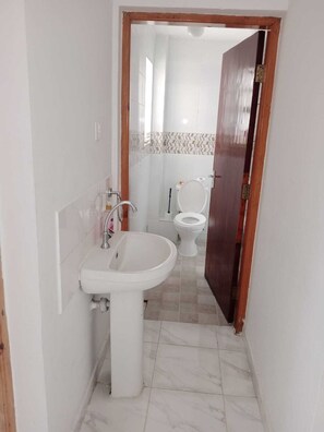 Shower - Super clean two bedroom apartment-15minutes from JKIA (nairobi)