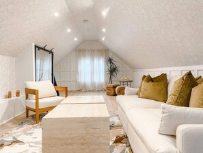 TV - *Posh 2BR in the Heart of the Pittsford Village* (Pittsford)