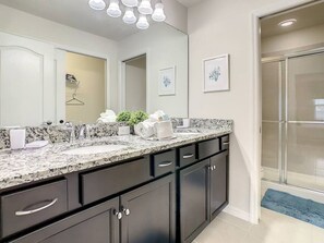 Bathtub, hair dryer, towels - Windsor at Westside Resort/POOL/Water Park (Four Corners)