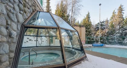 The Maple | Ski-in Ski-out 1 Bed w/ Hot Tub, Pool, Sauna, and Fireplace