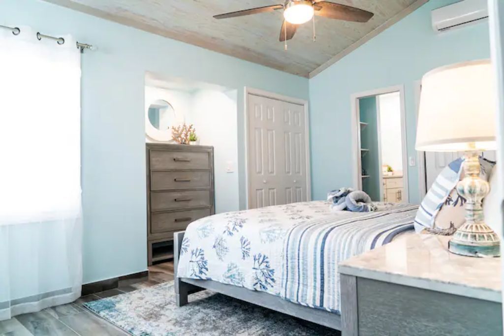 2 chambres, coffres-forts dans les chambres, fer et planche à repasser