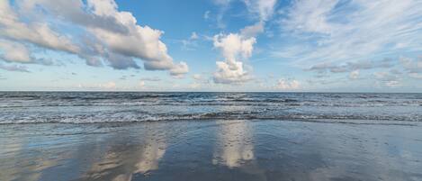Plage, chaises longues, serviettes de plage